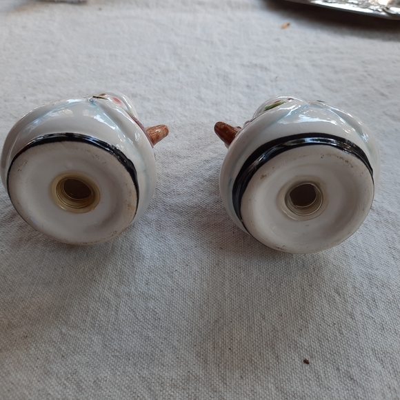 Pair of Vintage Ceramic Snowmen Salt and Pepper shakers - Picture 2 of 5